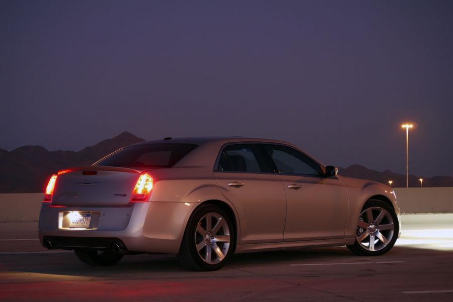  Chrysler 300C SRT8 2012 года  (фото 40 из 100)